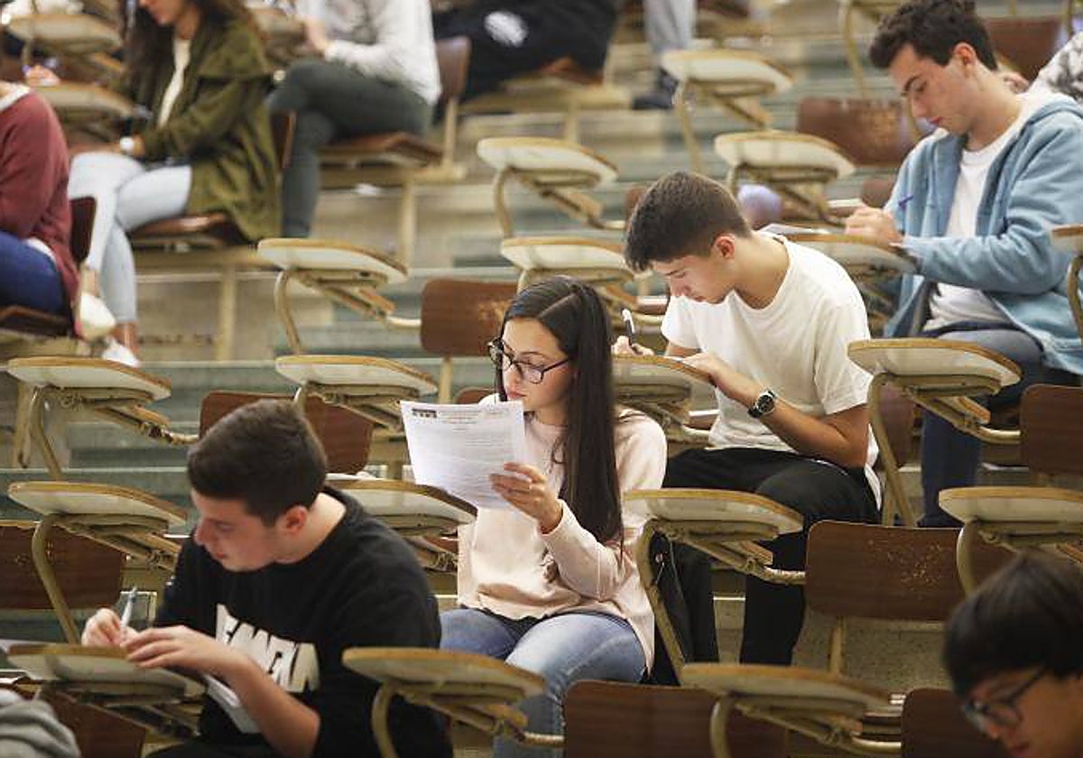 Alumnos se enfrentan a la EBAU en Santiago de Compostela