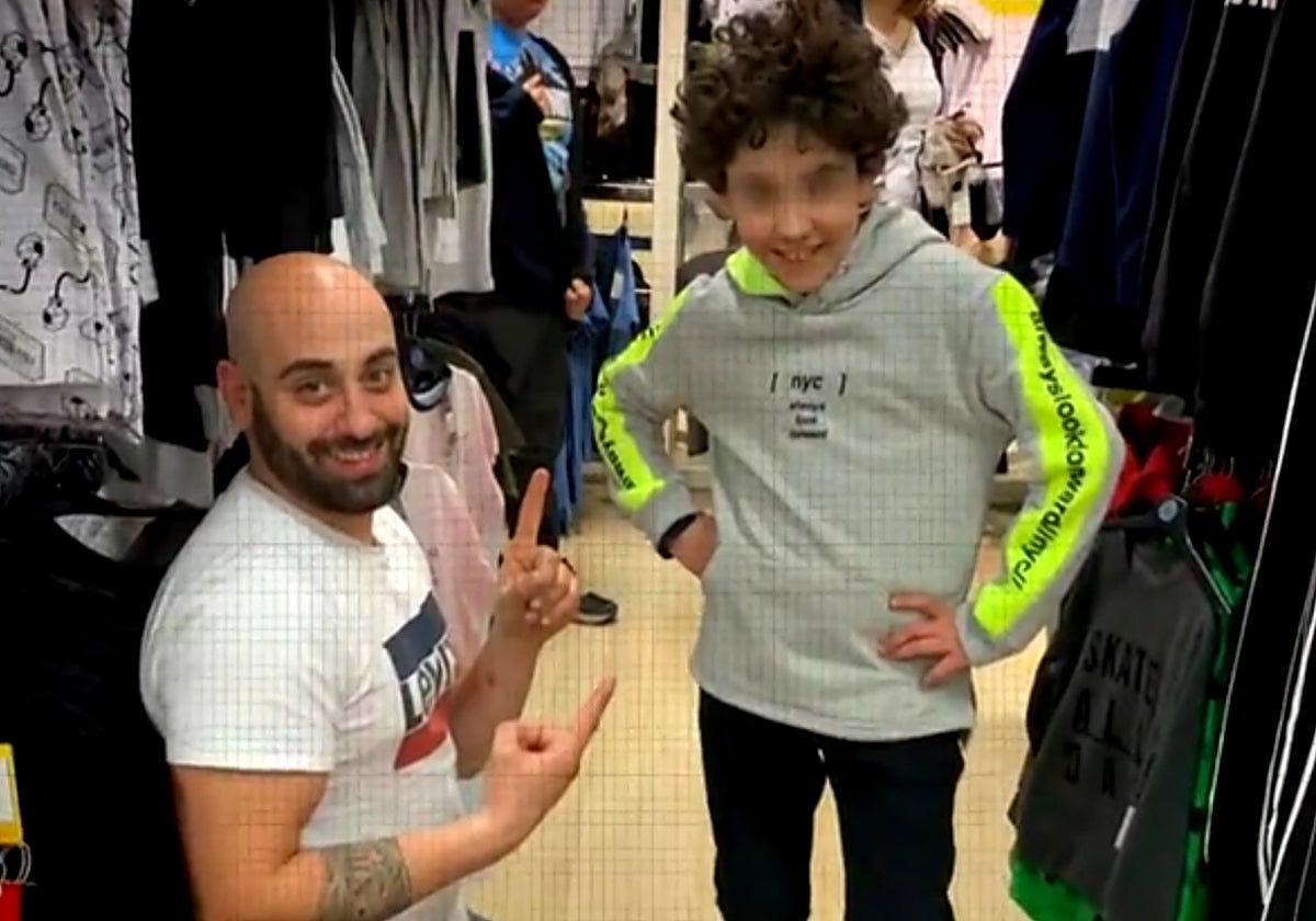 Rafael Marcos es el exmarido de María Sevilla, expresidenta de Infancia Libre, junto al hijo de ambos, en una imagen de archivo