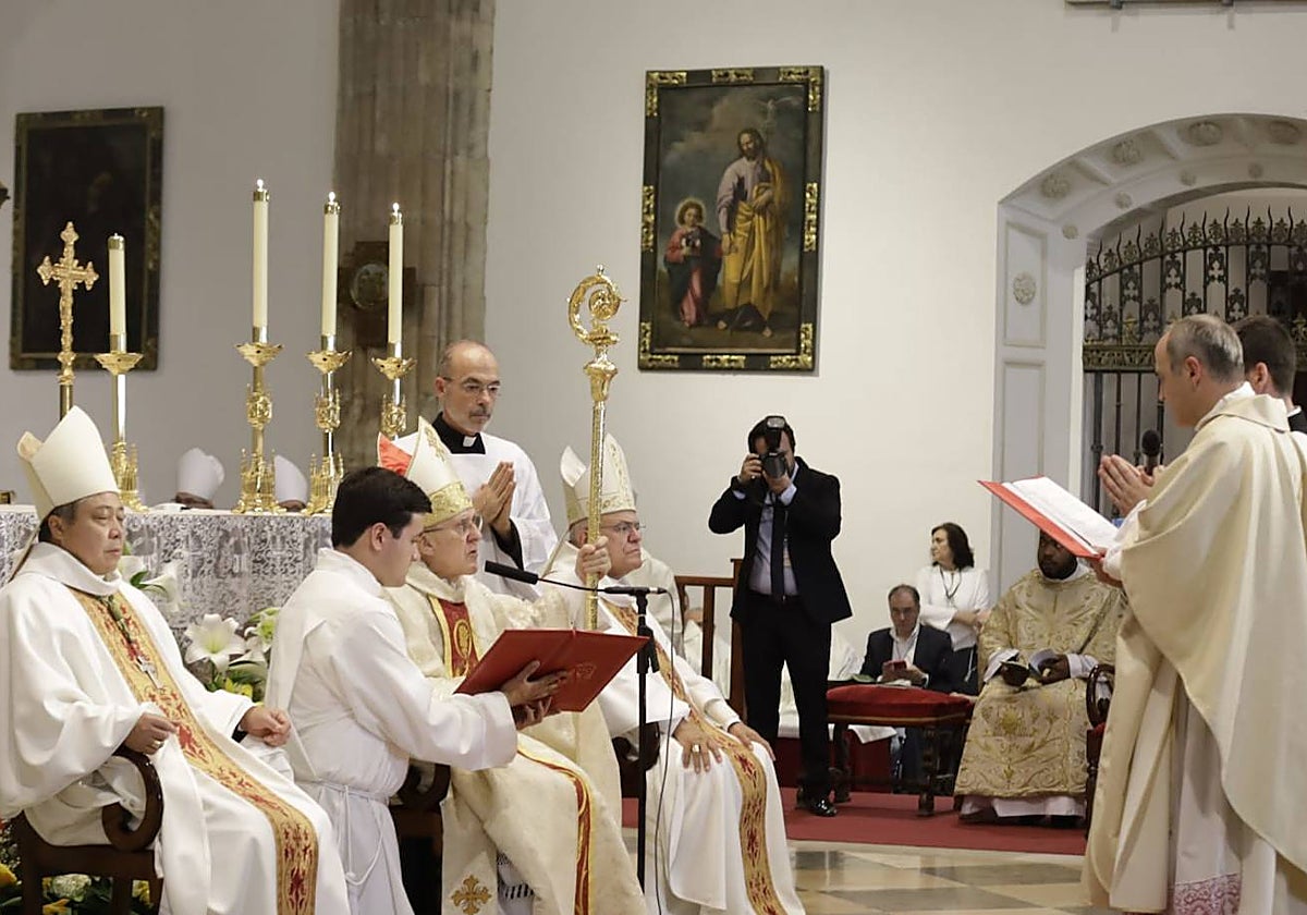El nuevo obispo, de pie, escucha su nombramiento, en presencia del nuncio, Bernardito Auza, el cardenal Osoro y el obispo de Córdoba, Demetrio Fernández