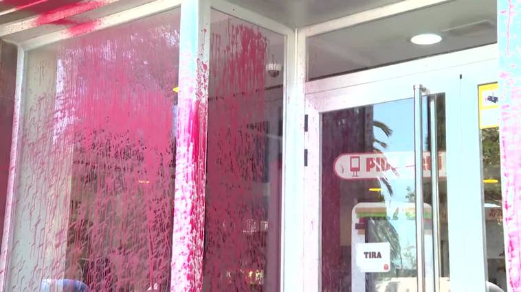 Una activista de Futuro Vegetal llena con "sangre" un Burger King en València