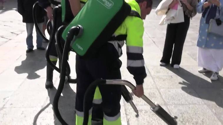 Salamanca incorpora mochilas 'quita-chicles' para la limpieza de sus calles