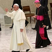 El Papa envía de vuelta a Alemania al secretario de Benedicto XVI, y no le da ningún nombramiento