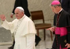 El Papa envía de vuelta a Alemania al secretario de Benedicto XVI, y no le da ningún nombramiento