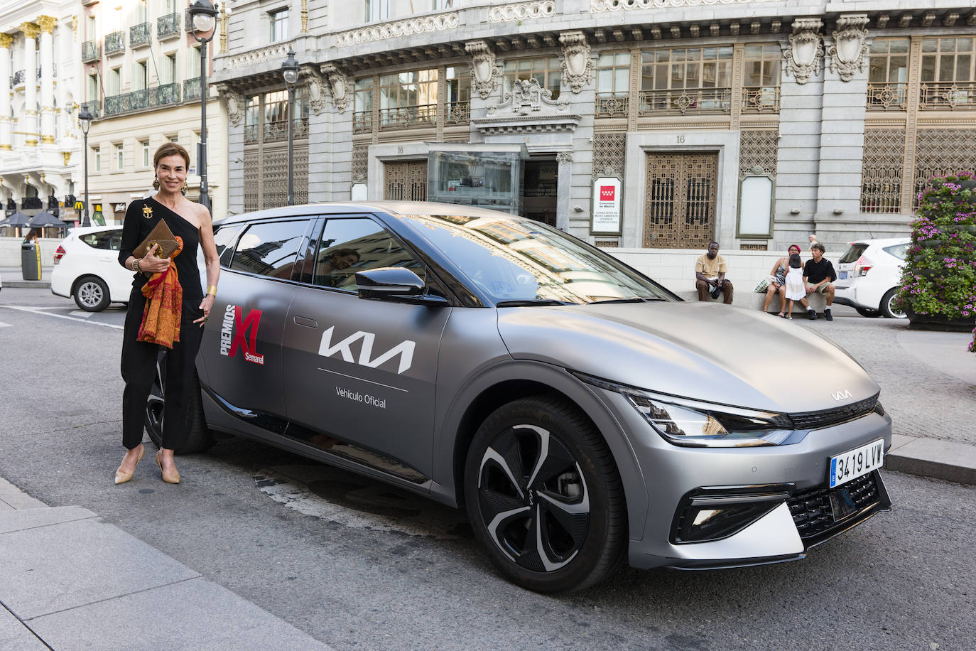 La escritora y colaboradora de XLSemanal Carmen Posadas a su llegada a la Real Academia de Bellas Artes de San Fernando, en la calle Alcalá de Madrid.