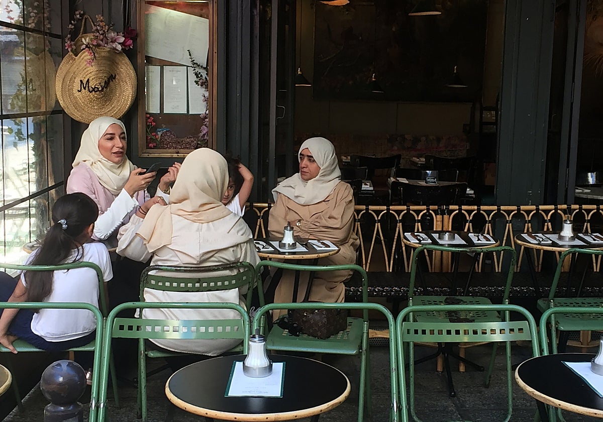 Un grupo de mujeres musulmanas en una cafetería