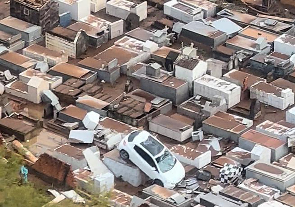 Imagen de un cementerio en la ciudad de Caraá (Brasil) destruido tras el paso del ciclón