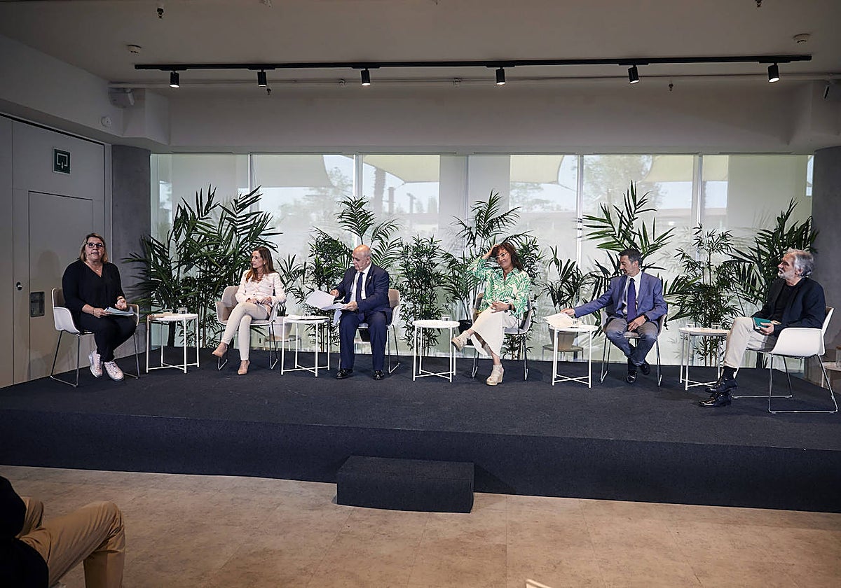 Charo Barroso, directora de 'ABC Natural', con Rosa Trigo, consejera delegada de Ecoembes; Carlos Daniel Casares, secretario general de la Federación Española de Municipios y Provincias (FEMP); Asunción Ruiz, directora ejecutiva de SEO/Birdlife; Javier Pantoja, director del Organismo Autónomo Parques Nacionales (OAPN) y Pablo Navajo, director del Área de Medio Ambiente de Cruz Roja