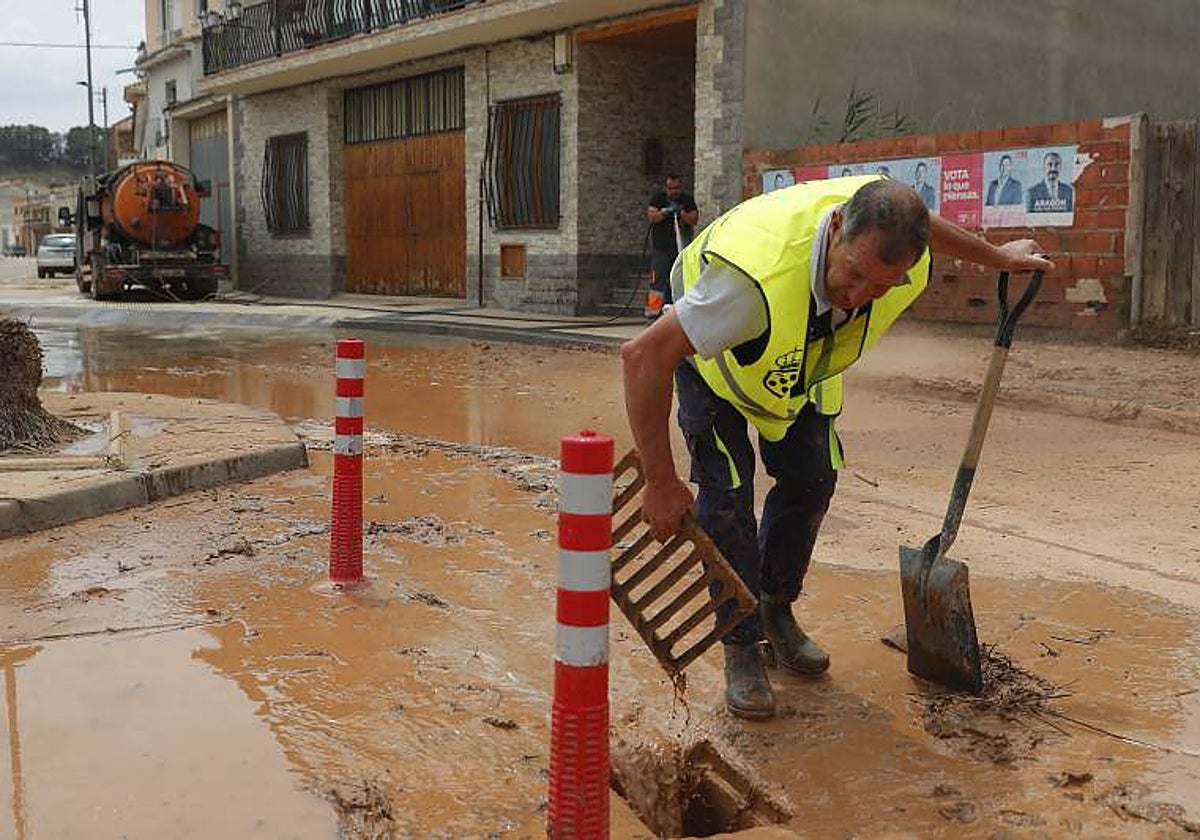 Limpieza de barro tras la tromba de agua en la localidad zaragozana de Quinto de Ebro