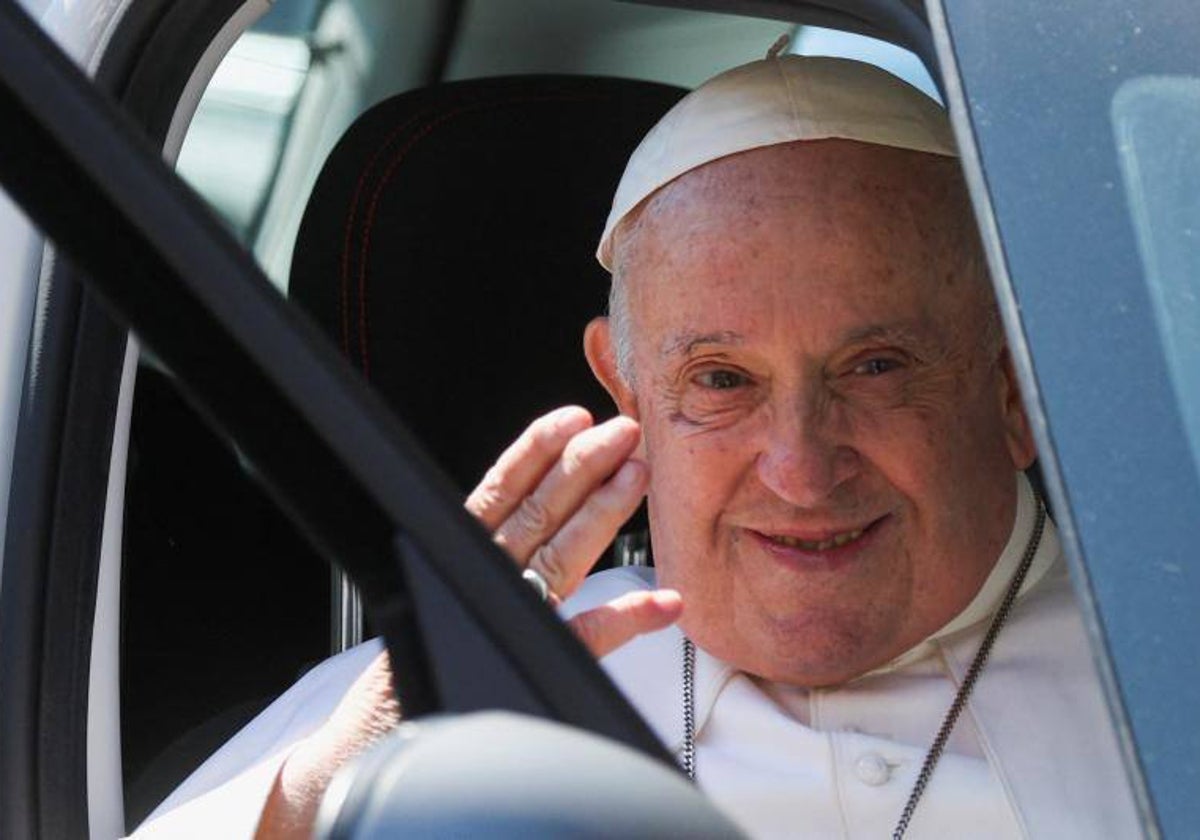 El Papa saluda tras llegar al Vaticano del hospital