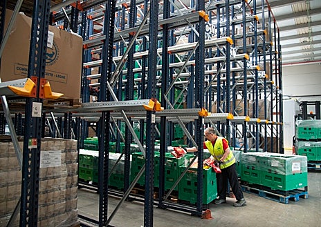 Imagen secundaria 1 - Sin leche ni aceite de oliva, los bancos de alimentos pasan graves apuros