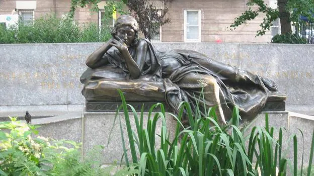 Monumento dedicado al matrimonio Straus en el cementerio Woodlawn en Nueva York