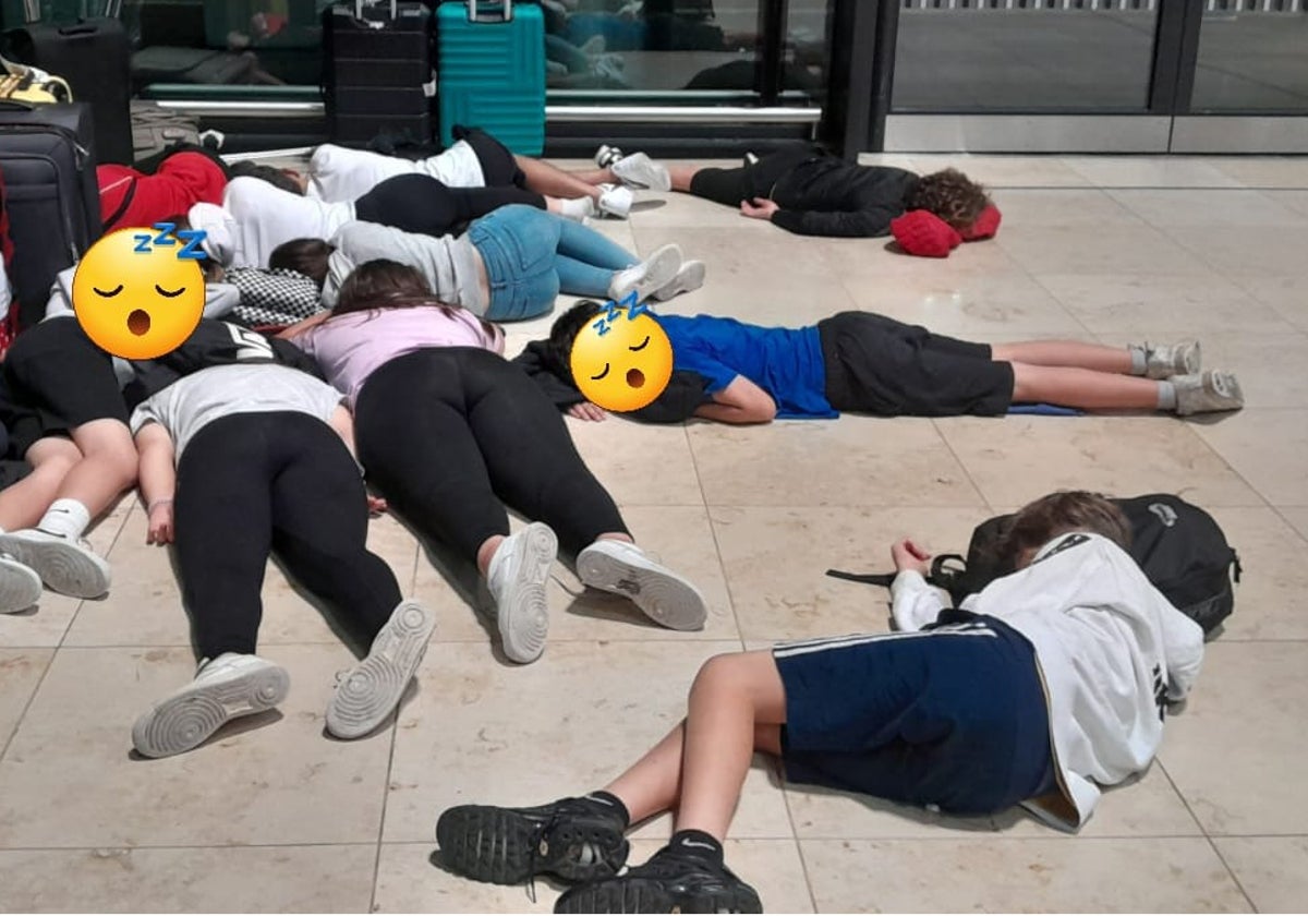 Los jóvenes del IES Alpedrete durmiendo en el suelo sobre sus mochilas