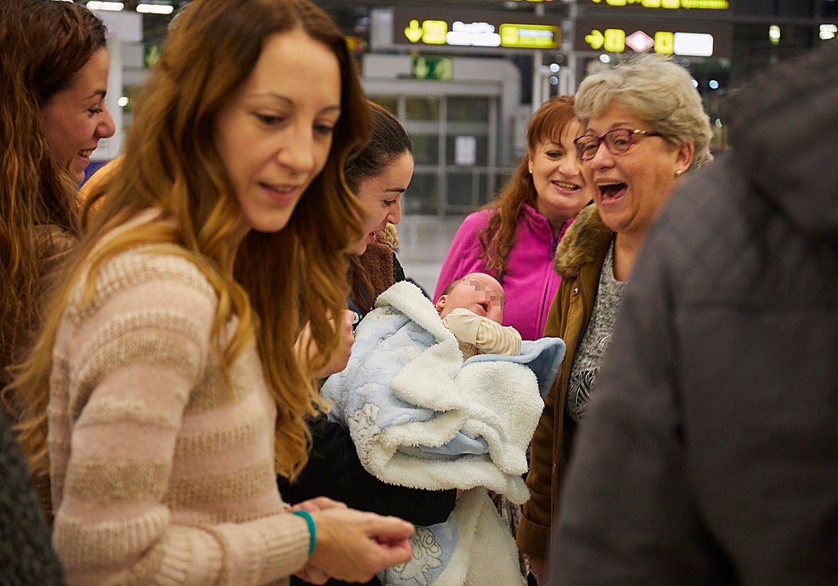 Llegada de Ucrania de niños nacidos por subrogación para parejas españolas