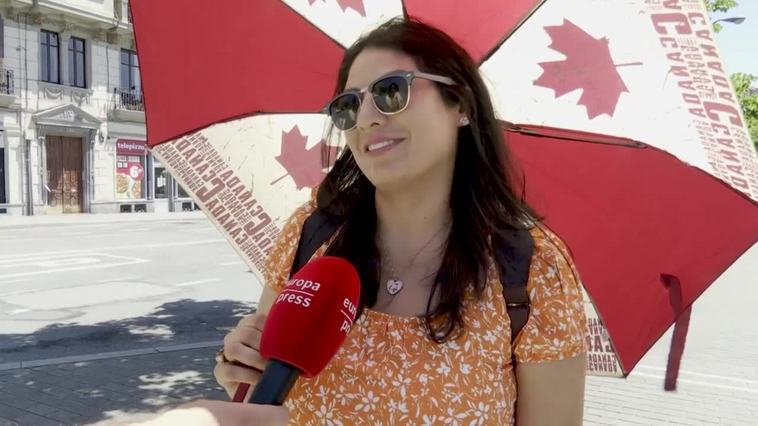 Bilbaínos y turistas se protegen del sol y los 30 grados de máximas buscando la sombra