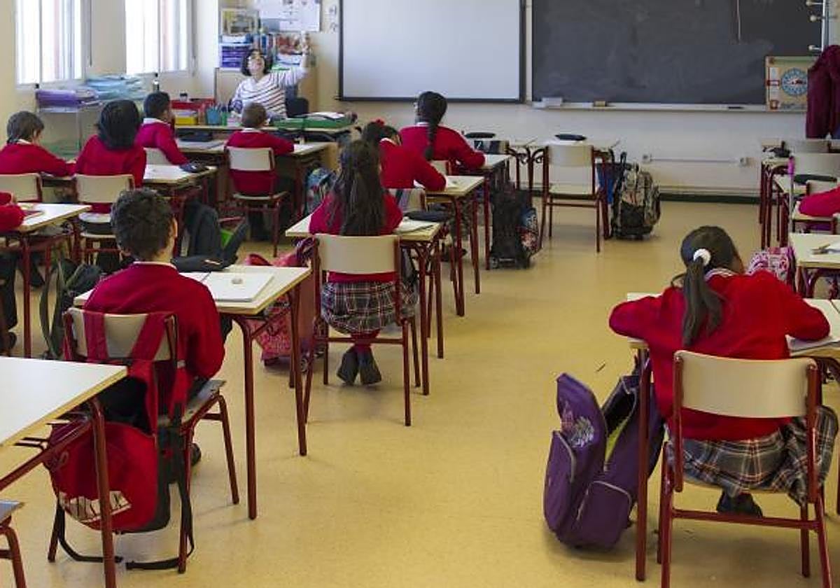 Imagen de archivo de niñas con falda y uniforme en un colegio concertado