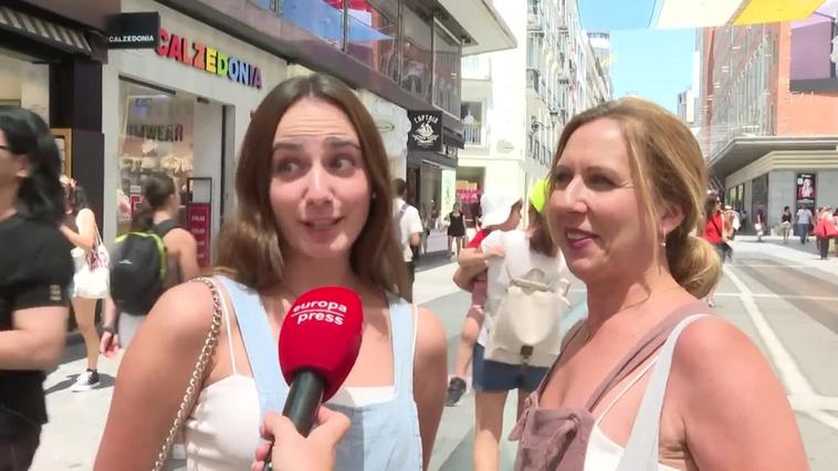 Los turistas en Madrid se protegen de la ola de calor