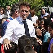 Macron abre la puerta a reducir las vacaciones escolares de verano para combatir la desigualdad entre familias