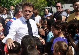 Macron abre la puerta a reducir las vacaciones escolares de verano para combatir la desigualdad entre familias