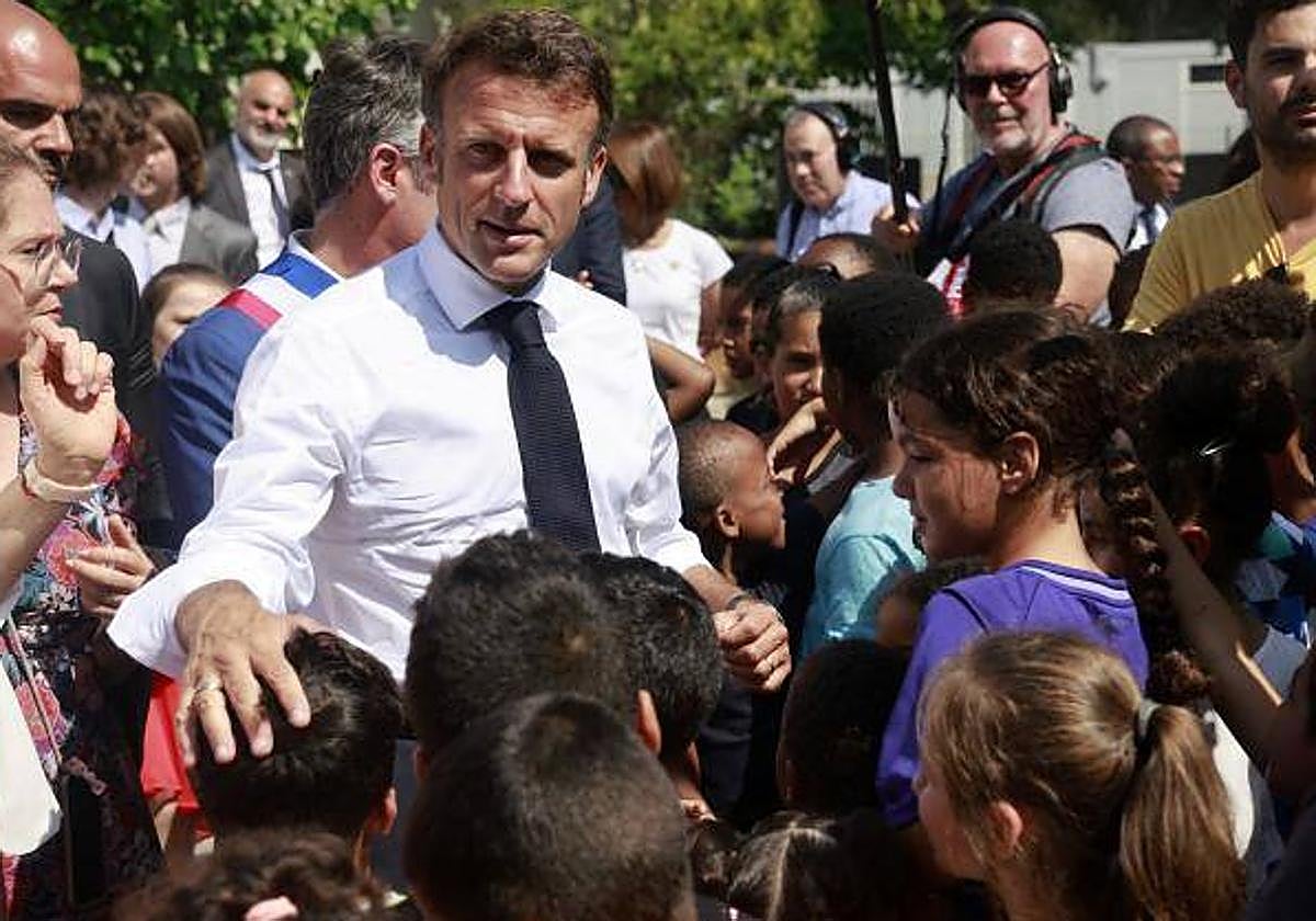 El presidente francés, Emmanuel Macron, visita una escuela en Marsella, Francia