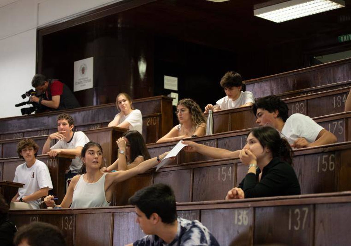 Alumnos preparándose para hacer el examen de Selectividad