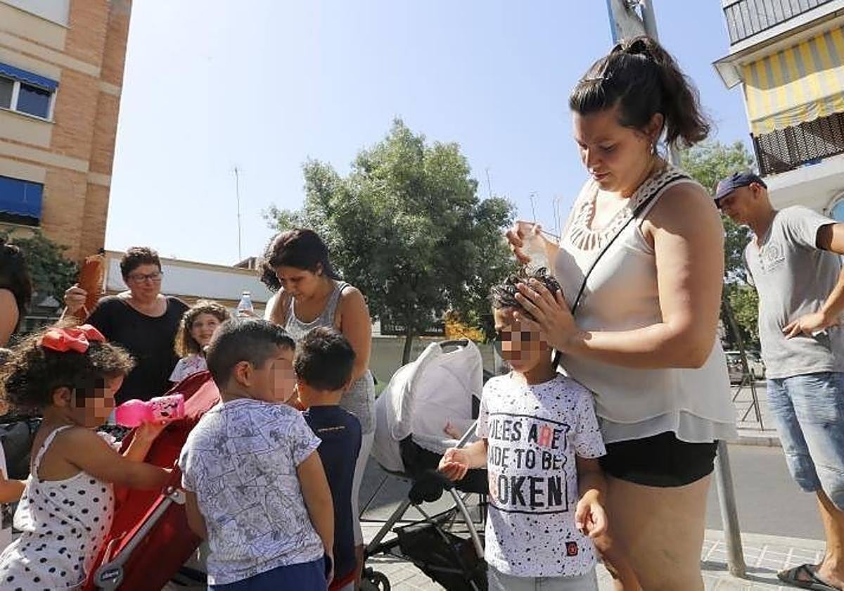 Padres y alumnos del colegio Virgen de Linares (Córdoba) durante una ola de calor
