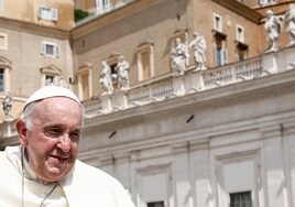 El Papa reaparece en público en buena forma en su primera audiencia general después de la operación