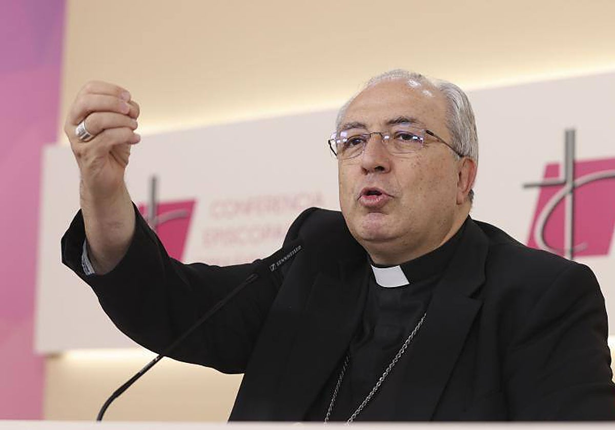 El secretario general de la Conferencia Episcopal, César García Magán, en un momento de su intervención