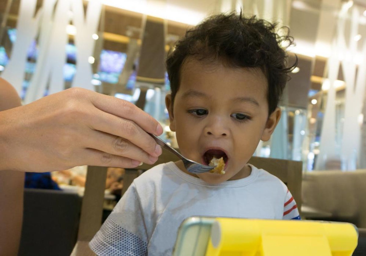 Una neuropediatra alerta sobre los peligros de que un niño de menos de 3  años tenga un móvil en sus manos