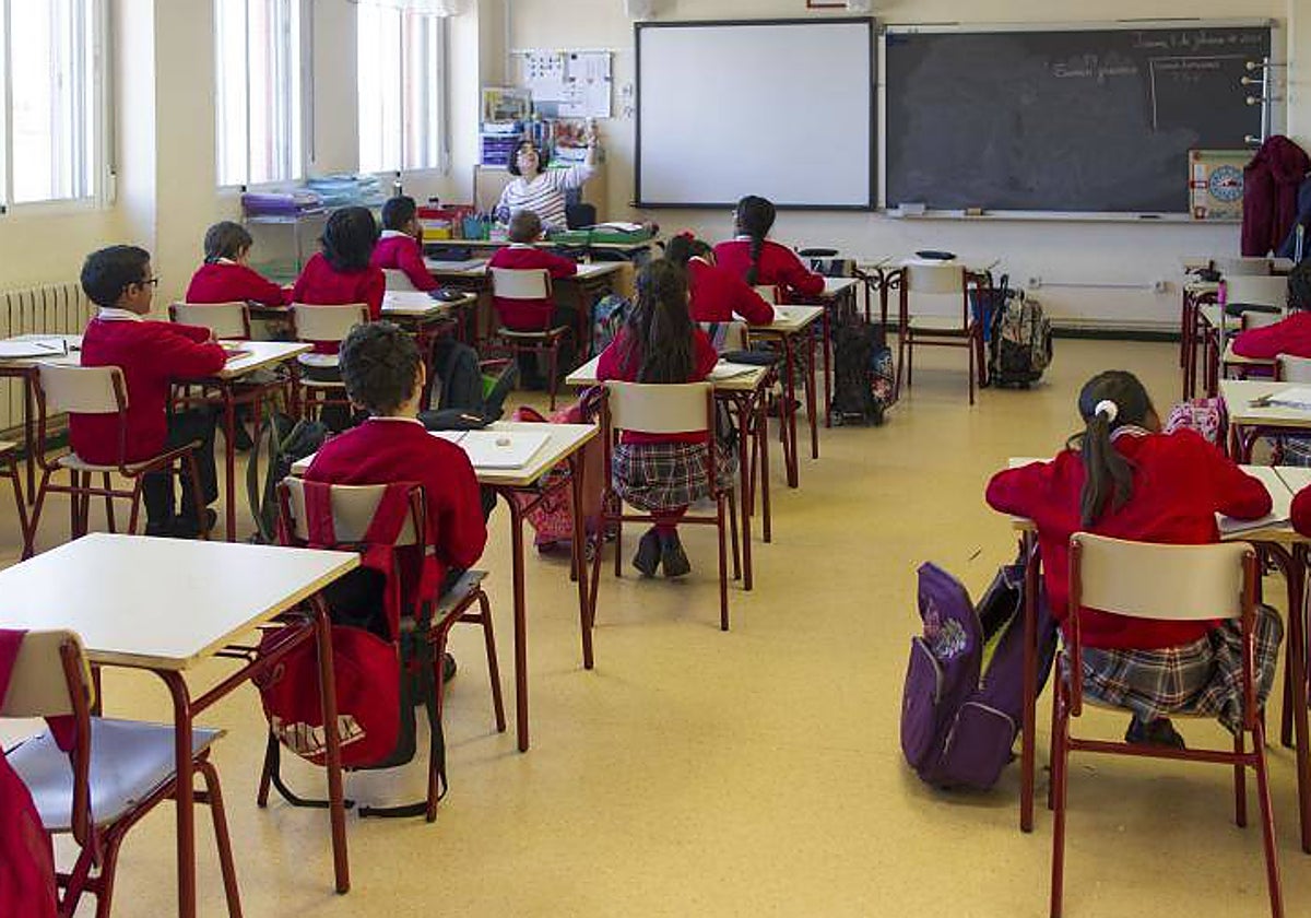 Una maestra da clase a niños en un centro educativo