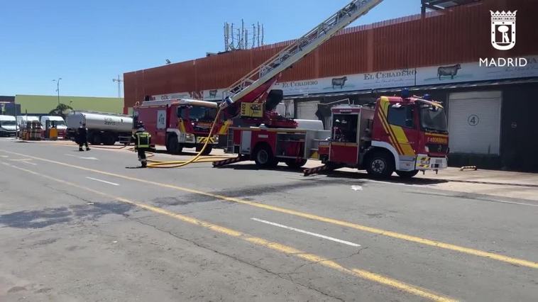 Bomberos extinguen un incendio en un local cárnico en Mercamadrid