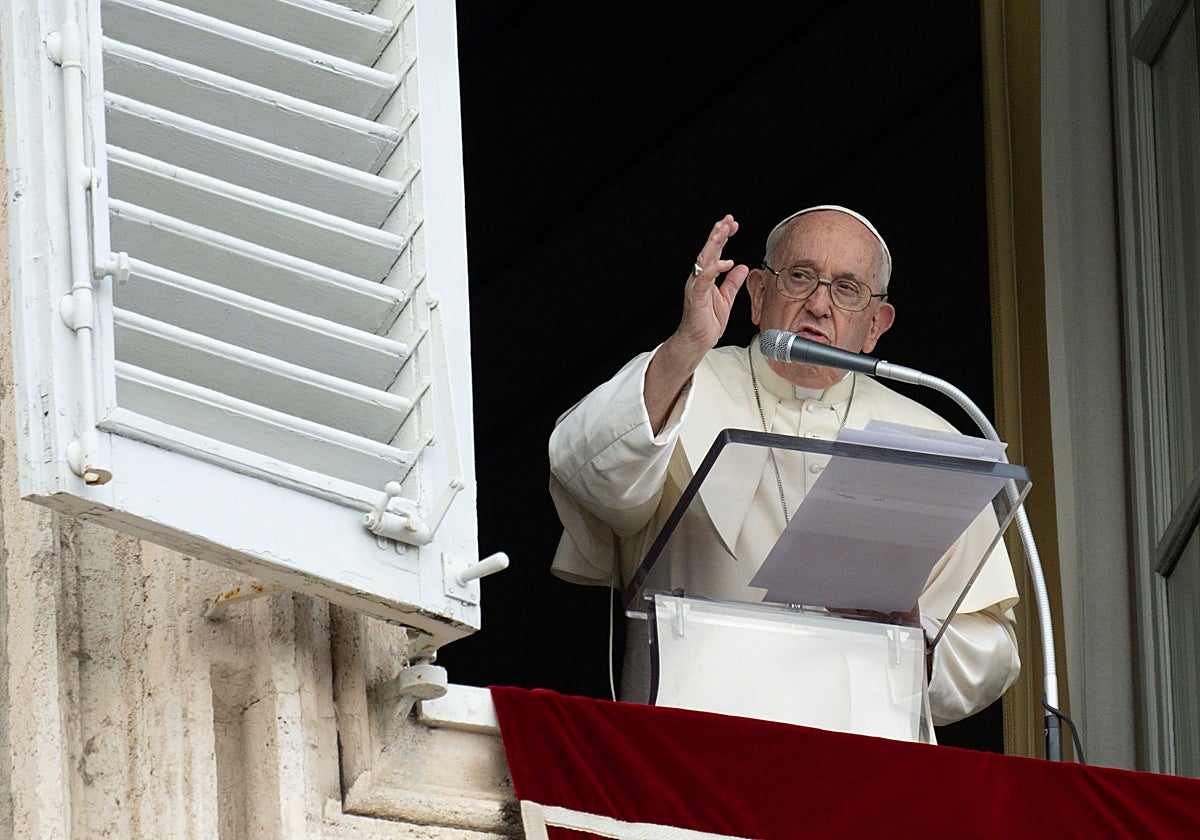 El Papa Francisco dirige la oración del Ángelus desde la ventana de su despacho