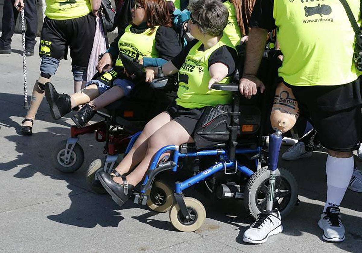 Concentración de afectados por la talidomida frente al Congreso de los Diputados en 2015