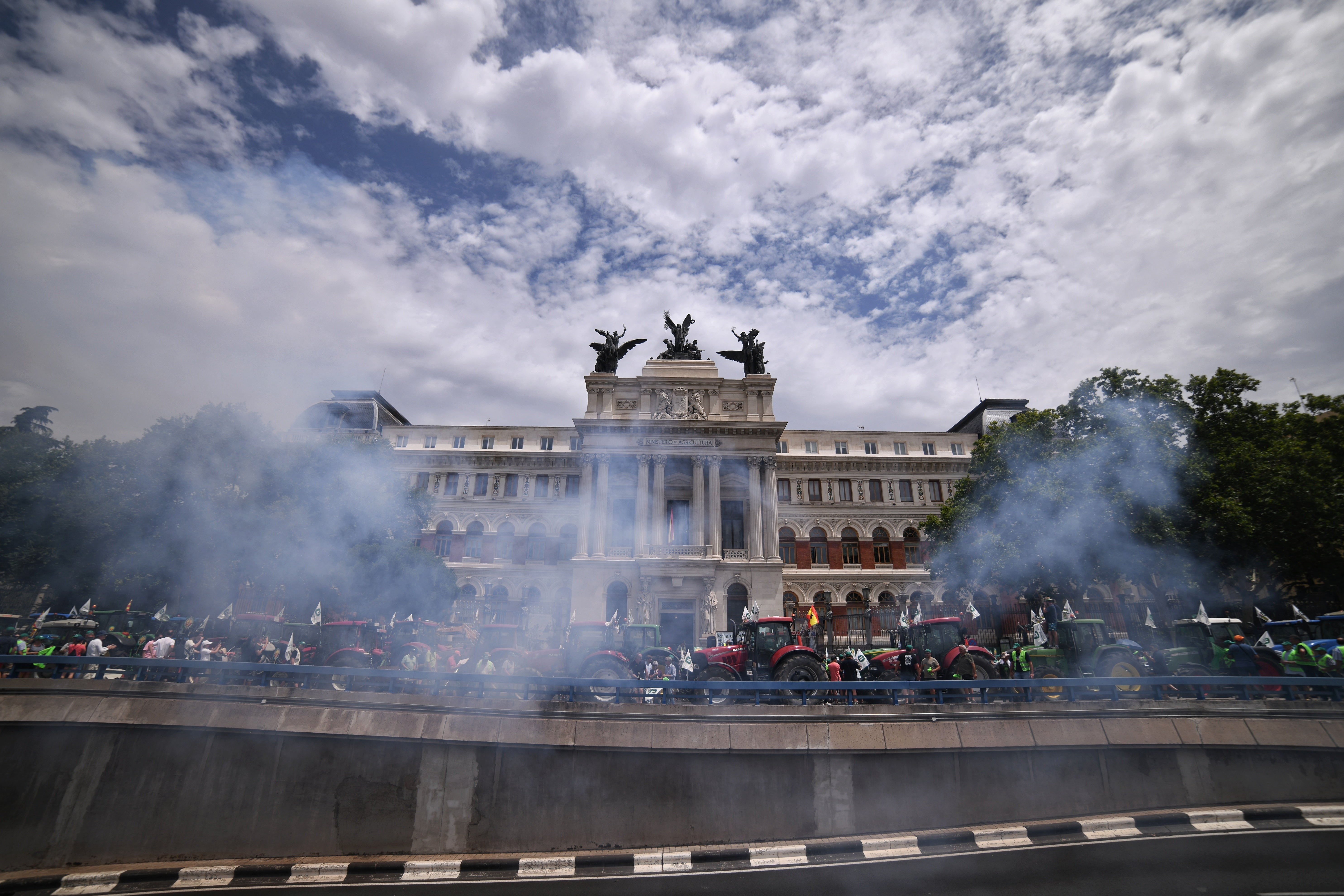 La tractorada frente al Ministerio de Fomento 
