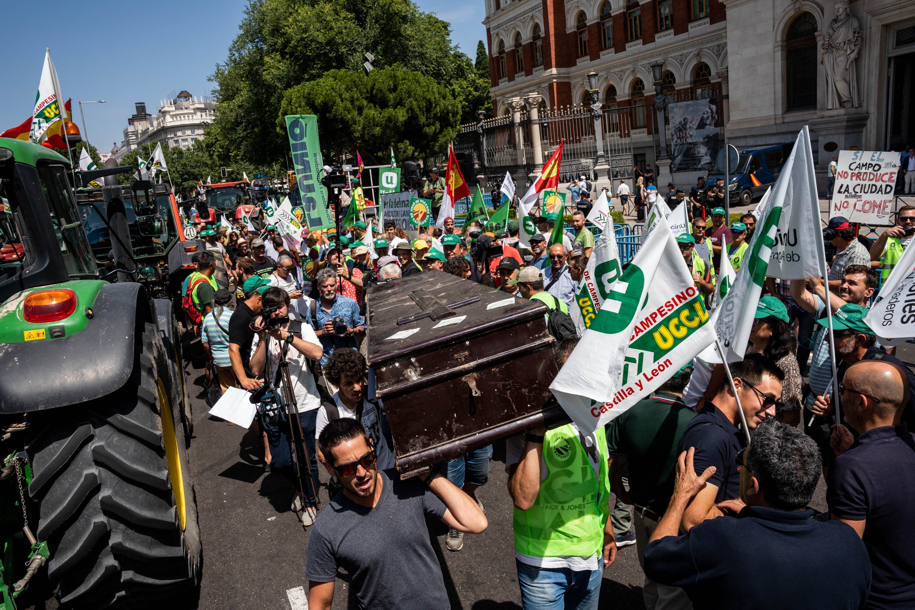 El ataúd como símbolo del «futuro que les espera» a los profesionales del sector