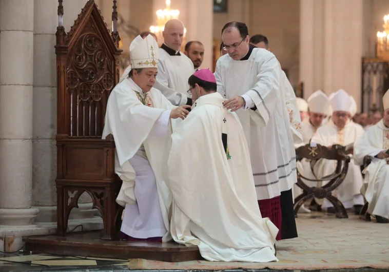 El nuncio, Bernardito Auza, impone el palio al nuevo arzobispo de Madrid, José Cobo