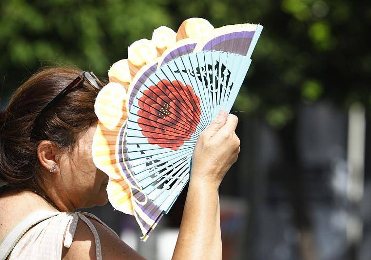 Una mujer trata de mitigar el calor con un abanico en las calles de Córdoba, esta misma semana
