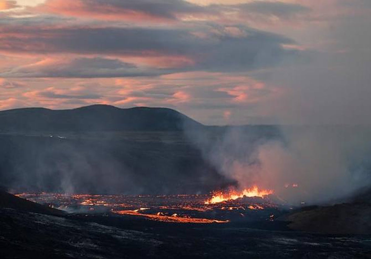 Flujos de lava del volcán en erupción en Grindavik, Islandia tomada de archivo
