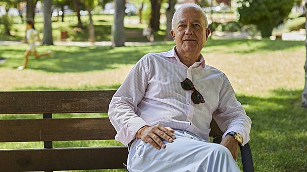 Juan Antonio Calvo, alcalde de Olmeda de Cobeta, en un parque de Guadalajara