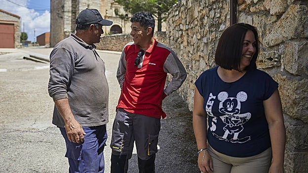 Felipe Lugo y Morenys Romero junto a un vecino en Algora