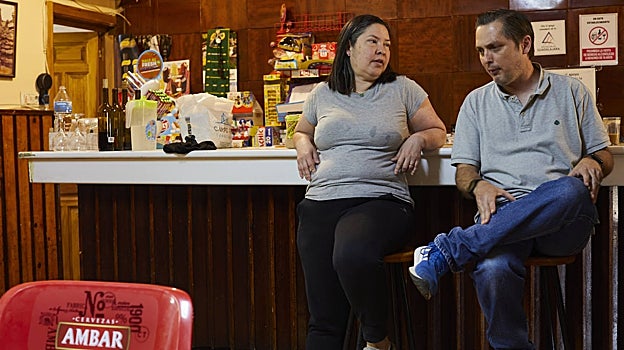Juan Gozzo y Marieli Orta en el Bar Centro Social que regentan en Ciruelos del Pinar