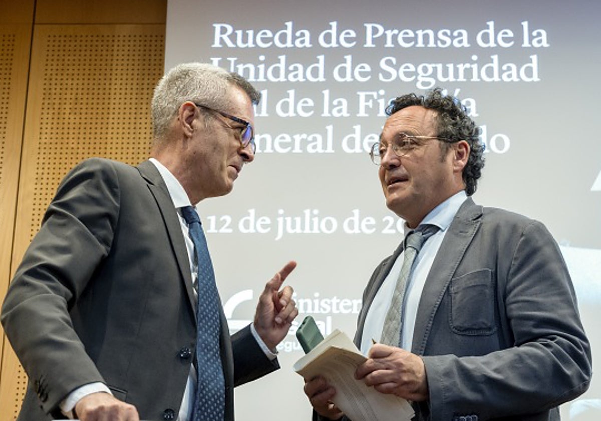 El fiscal general del Estado, Álvaro García Ortiz (dcha.), acompañado por el fiscal coordinador de Seguridad Vial, Luis de Río, dan a conocer los principales datos sobre los delitos de seguridad vial, este 12 de julio en Madrid