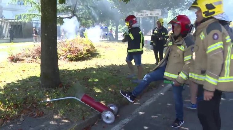 Cientos de bomberos comarcales de Galicia se manifiestan en Santiago para pedir "un convenio único"