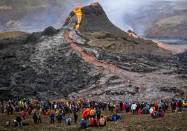 La erupción de un volcán en Islandia atrae a centenares de turistas, pese a las advertencias de las autoridades