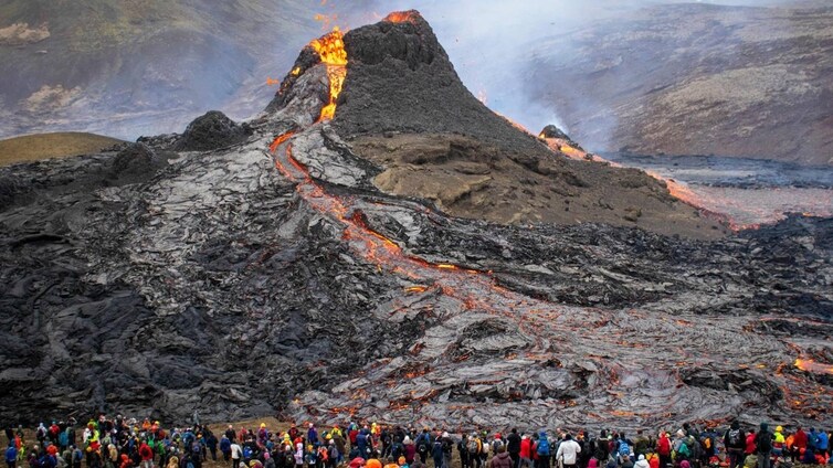 La erupción de un volcán en Islandia atrae a centenares de turistas, pese a las advertencias de las autoridades