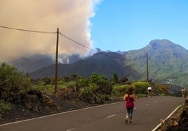 El incendio de La Palma trae de nuevo una lluvia de cenizas tras el volcán