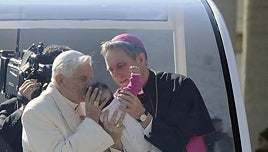 El secretario personal de Benedicto XVI ajusta cuentas con el Papa Francisco