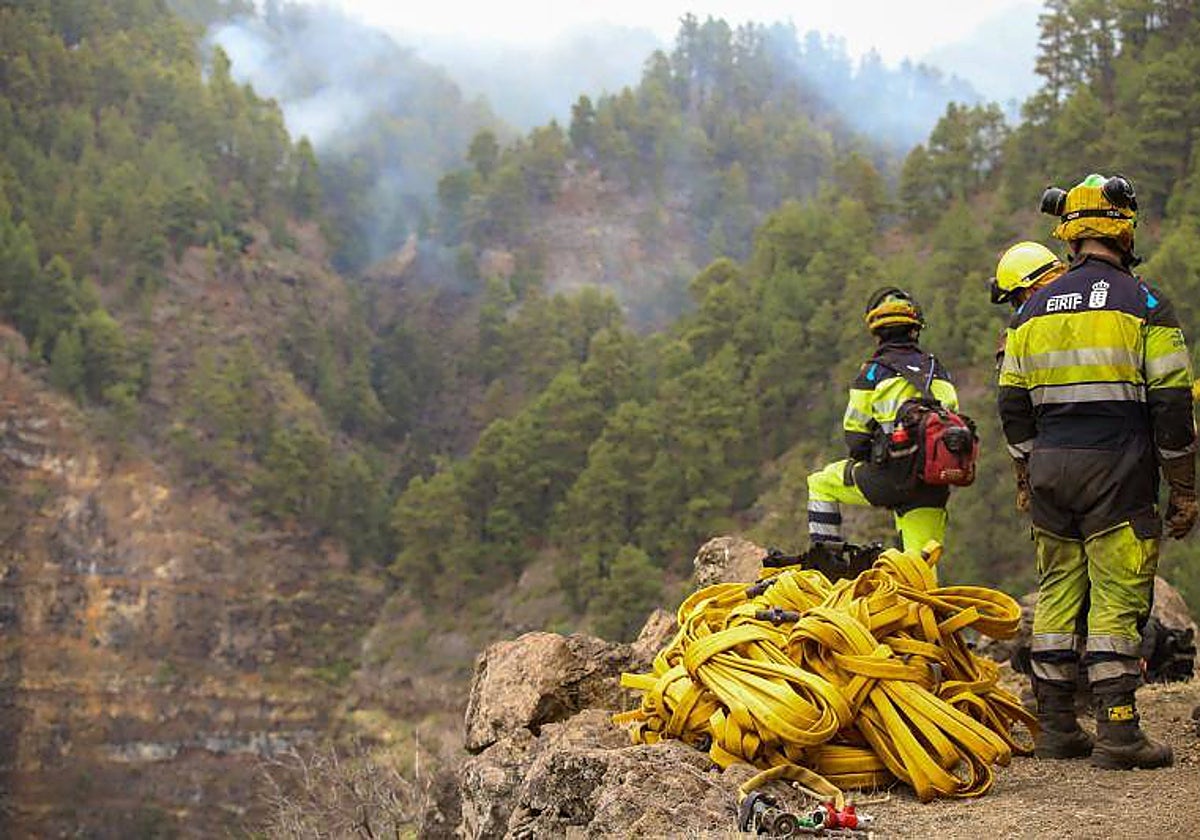 Miembros de una cuadrilla de los Equipos de Intervención y Refuerzo en Incendios Forestales (EIRIF), trabajan en las labores de extinción en Tijarafe