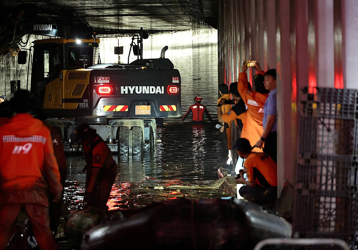 Equipo de rescate trabajando en el interior de un paso subterráneo que ha quedado sumergido las lluvias torrenciales