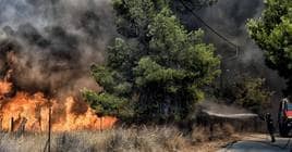 Varios incendios cerca de Atenas obligan a evacuar zonas costeras