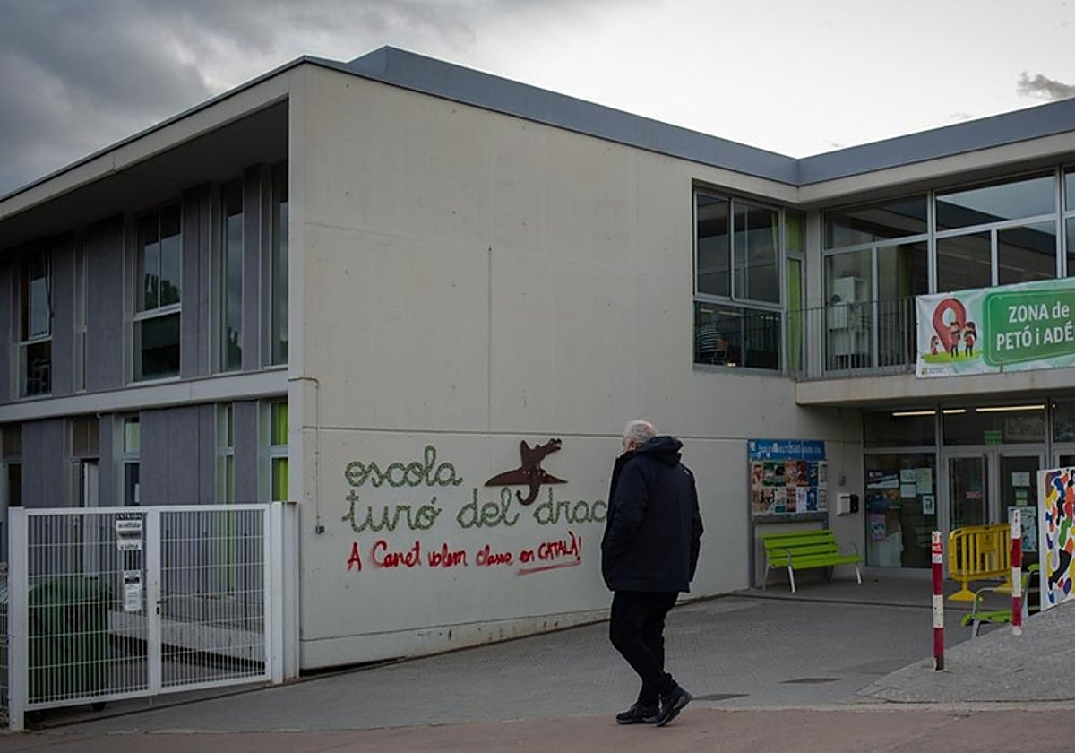Fachada de la escuela Turó del Drac de Canet de Mar